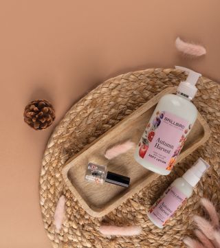 Podzim nám už vešel hlavními dveřmi do salonu 🍁 Dny jsou kratší, vzduch chladnější – a naše ruce si teď zaslouží trochu...