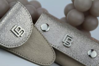 Dopřejte svým nástrojům péči, jakou si zaslouží. Ukládejte své frézky stylově v koženém pouzdře, kde budou chráněné proti...